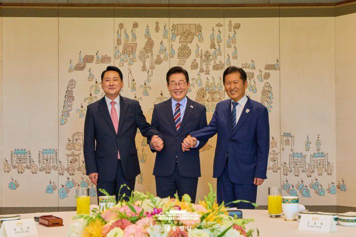 [서울=뉴스핌] 이재명 대통령(가운데)이 8일 서울 용산 대통령실에서 열린 여야 지도부 오찬 회동에서 정청래 더불어민주당 대표(오른쪽), 장동혁 국민의힘 대표와 악수를 하고 있다. [사진=대통령실] 2025.09.08 photo@newspim.com