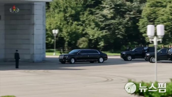 [서울=뉴스핌] 이영종 통일전문기자 = 김정은 북한 국무위원장을 태운 차량이 지난 9일 평양 만수대의사당에 들어서고 있다. 뒤편으로 경호요원을 태운 차량이 보인다. [사진=조선중앙TV 화면 캡처] 2025.09.12 yjlee@newspim.com