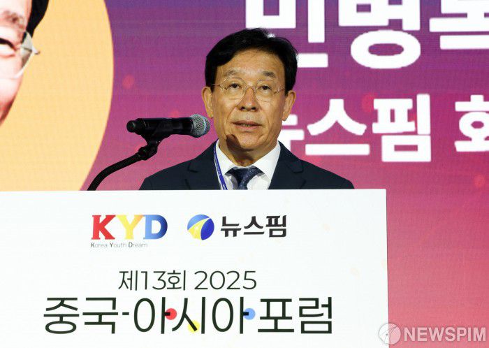 [서울=뉴스핌] 최지환 기자 = 민병복 뉴스핌 회장이 12일 오전 서울 여의도 페어몬트호텔 그랜드볼룸에서 종합뉴스통신사 뉴스핌 주최로 열린 제13회 2025 중국·아시아 포럼에서 개회사를 하고 있다. '이재명 정부, 아시아 실용외교의 방향과 성공의 길'을 주제로 열린 이번 포럼은 중국, 일본, 인도, 베트남 등 아시아 국가들과의 경제·문화 협력 상황을 점검하고 발전 방안을 찾기 위해 마련됐다. 2025.09.12 choipix16@newspim.com