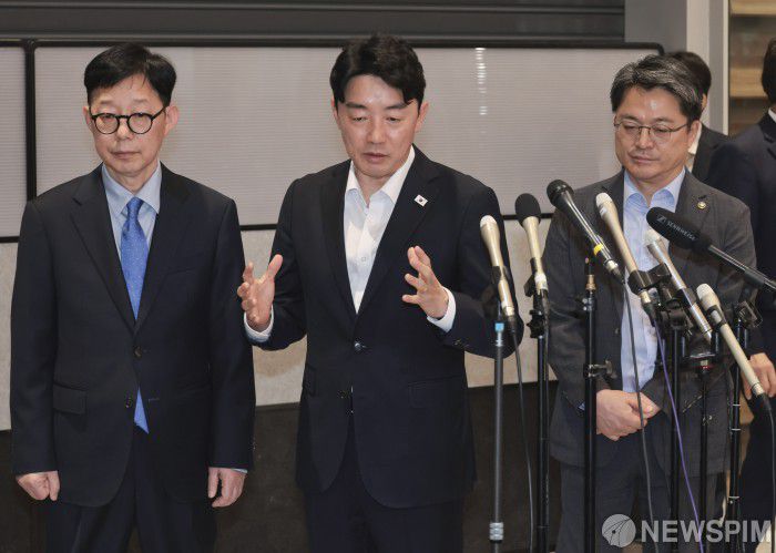 [영종도=뉴스핌] 김학선 기자 = 미국 이민당국에 의해 조지아주에 구금됐던 한국인 300여 명이 한국에 도착한 가운데 강훈식 대통령 비서실장이 12일 오후 인천국제공항 제2여객터미널에서 취재진 질문에 답변하고 있다. 2025.09.12 yooksa@newspim.com