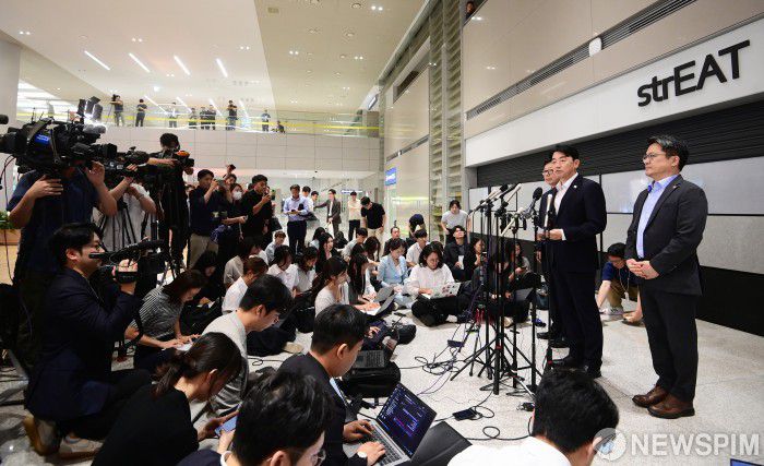 [영종도=뉴스핌] 김학선 기자 = 미국 이민당국에 의해 조지아주에 구금됐던 한국인 근로자들이 12일 인천국제공항 제2여객터미널로 귀국한 가운데 강훈식 대통령비서실장이 브리핑을 하고 있다. 2025.09.12 yooksa@newspim.com