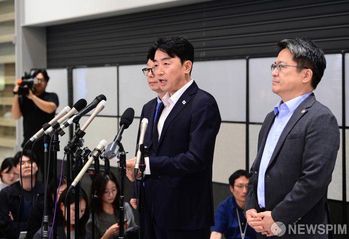 [영종도=뉴스핌] 김학선 기자 = 미국 이민당국에 의해 조지아주에 구금됐던 한국인 근로자들이 12일 인천국제공항 제2여객터미널로 귀국한 가운데 강훈식 대통령비서실장이 브리핑을 하고 있다. 2025.09.12 yooksa@newspim.com