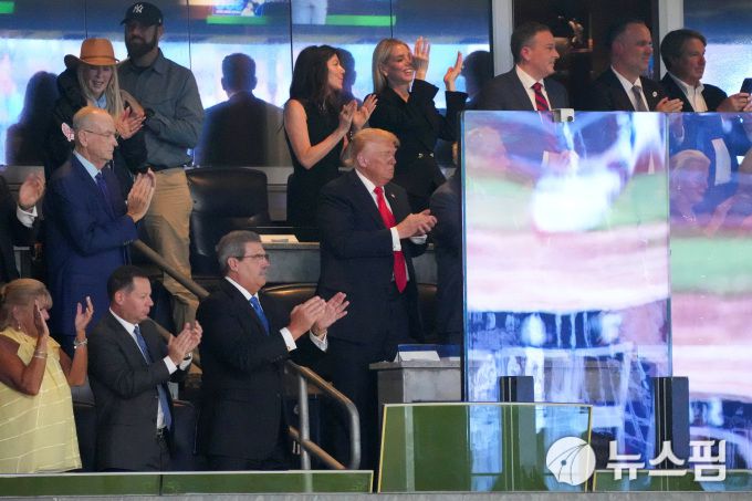 [뉴욕 로이터=뉴스핌] 장환수 스포츠전문기자= 도널드 트럼프 미국 대통령이 12일 뉴욕 양키스의 홈경기를 관람하던 중 1회말 에런 저지가 홈런을 날리자 기립박수를 치고 있다. 2025.09.12 zangpabo@newspim.com