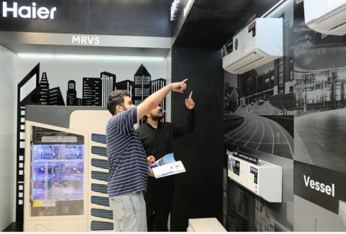 [사진 신화사 = 뉴스핌 특약] 2025년 7월 24일 이집트 카이로 소재 하이얼 에어컨 전문 판매 매장에서 한 고객이 제품을 고르고 있다.