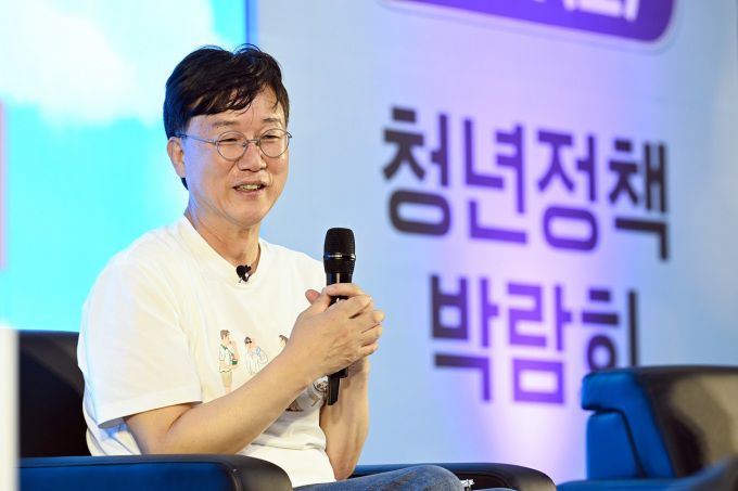 2025년 6월 21일 이민근 안산시장이 상록수체육관에서 개최된 청년정책박람회 토크콘서트에서 청년들과 소통하고 있다. [사진=안산시]