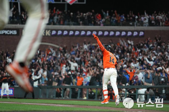 [샌프란시스코 로이터=뉴스핌] 장환수 스포츠전문기자= 샌프란시스코 패트릭 베일리가 13일 LA 다저스와 홈경기에서 연장 10회말 끝내기 만루 홈런을 터뜨린 뒤 환호하고 있다. 2025.09.13 zangpabo@newspim.com