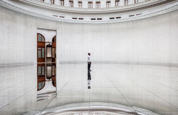 [서울=뉴스핌]이영란 편집위원/미술전문기자= 2024년 파리의 브루스 드 코메루스가 개최한 기획전 '있는 그대로의 세상' 중 메인전시실인 로툰다를 거울로 감싼 김수자의 공간설치작업. 2025.09.14 art29@newspim.com