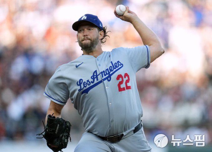 [샌프란시스코 로이터=뉴스핌] 박상욱 기자= 커쇼가 14일(한국시간) 열린 MLB 샌프란시스코와의 원정 경기 1회 투구하고 있다. 2025.9.14 psoq1337@newspim.com