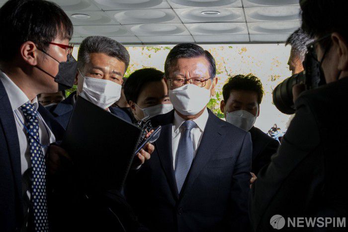 서울고법 형사2부(재판장 김종호)는 오는 18일 오전 10시 특정경제범죄가중처벌등에관한법률 위반(횡령) 등 혐의로 기소된 박삼구 전 금호아시아나그룹 회장 등의 항소심 선고기일을 연다. 사진은 박 전 회장이 2021년 5월 12일 오전 서울 서초구 서울중앙지방법원에서 열린 구속 전 피의자 심문(영장실질심사)에 출석하는 모습. [사진=뉴스핌 DB]