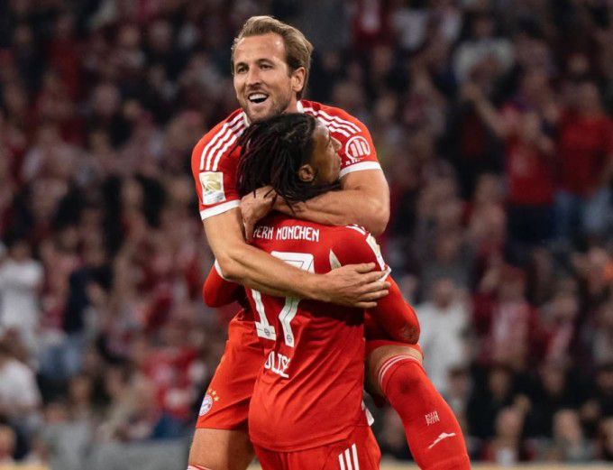 케인이 14일(한국시간) 함부르크전에서 득점한 뒤 동료와 기쁨을 나누고 있다. [사진=뮌헨]