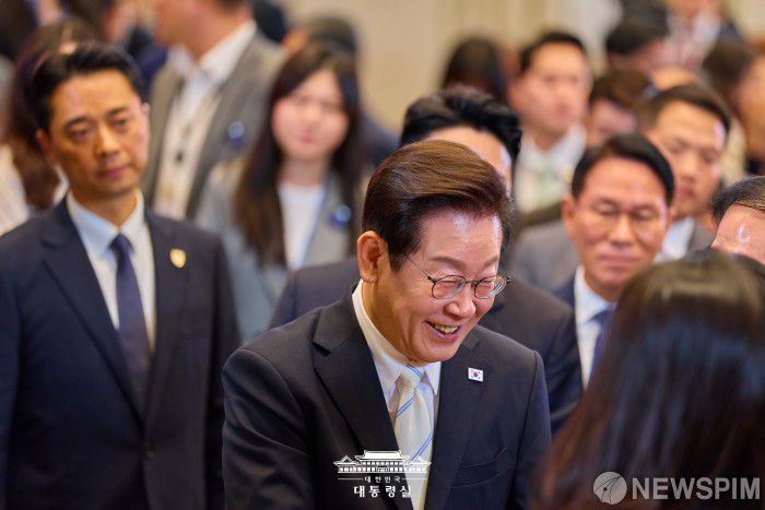 [서울=뉴스핌] 이재명 대통령이 11일 서울 종로구 청와대 영빈관에서 열린 취임 100일 기자회견에서 취재진과 인사를 나누고 있다. [사진=대통령실] 2025.09.11 photo@newspim.com
