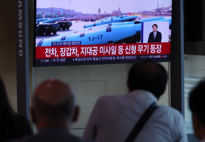 [서울=뉴스핌] 김학선 기자 = 3일 서울역 대합실에서 시민들이 중국 베이징에서 열린 전승절 80주년 기념 대규모 열병식 관련 뉴스를 지켜보고 있다. 2025.09.03 yooksa@newspim.com