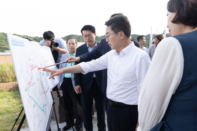 김동연 경기도지사가 15일 의정부시 민락국민체육센터에서 '경기북부 중심 고속화도로' 사업계획을 발표하고 현장 추가 보고를 받고 있다.[사진=경기도] 2025.09.16 sinnews7@newspim.com