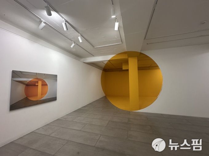 [서울=뉴스핌] 이지은 기자 = 조르주 루스 작가의 '서울, 성곡Ⅰ' 전경.  2025.09.16 alice09@newspim.com