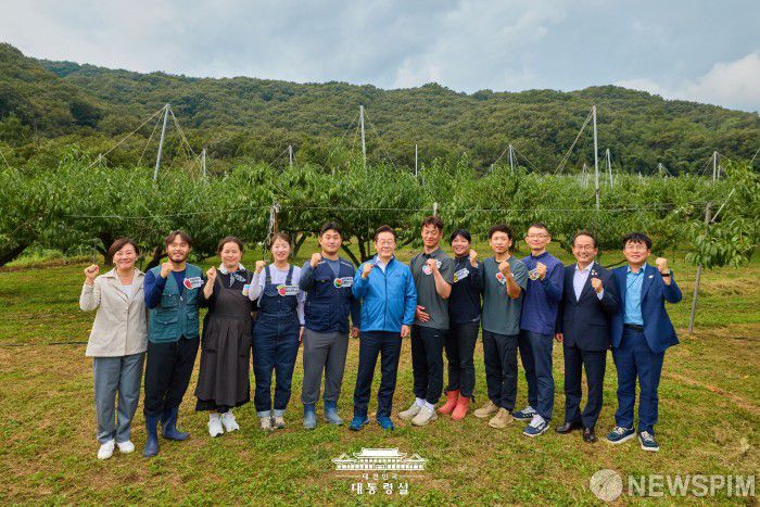 [서울=뉴스핌] 이재명 대통령이 16일 세종시 전동면 조일농원에서 청년 농업인과 기념촬영을 하고 있다. [사진=대통령실] 2025.09.16 photo@newspim.com