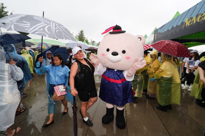 [서울=뉴스핌] 최문선 기자 = WSB Super Trip 케이데이 인 한강 이벤트에서 한국관광 캐릭터 무고미와 사진 찍는 참가자. [사진=한국관광공사] 2025.09.17 moonddo00@newspim.com