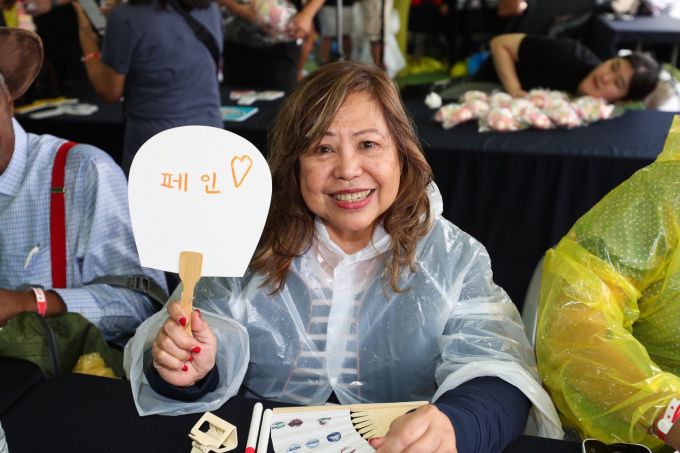 [서울=뉴스핌] 최문선 기자 = WSB Super Trip에서 한글 이름 쓰기 체험 중인 참가자. [사진=한국관광공사] 2025.09.17 moonddo00@newspim.com