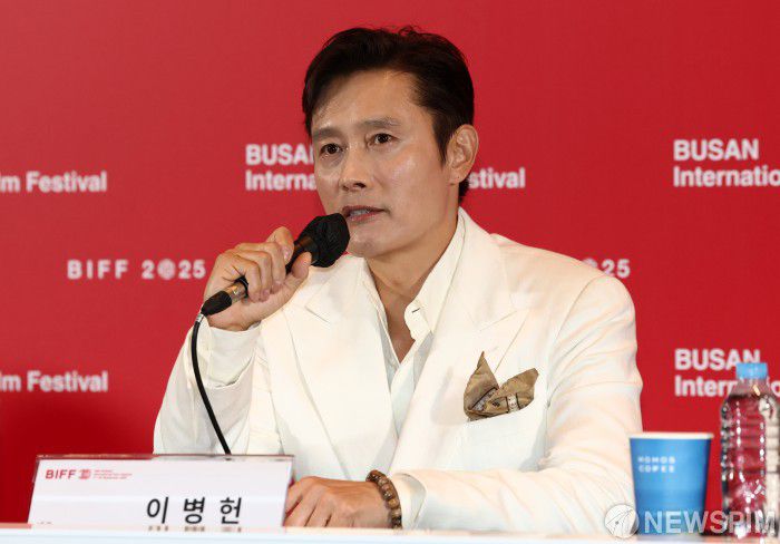 [부산=뉴스핌] 최지환 기자 = 배우 이병헌이 17일 오후 부산 해운대구 영화의전당 중극장에서 열린 제30회 부산국제영화제(BIFF) 개막작 '어쩔수가없다' 기자회견에서 발언하고 있다. 2025.09.17 choipix16@newspim.com