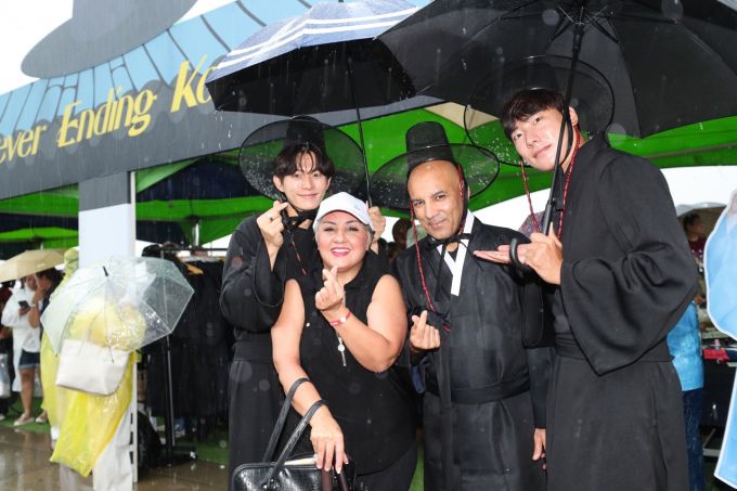 [서울=뉴스핌] 최문선 기자 = WSB Super Trip '케이데이 인 한강' 이벤트에서 사자보이즈 복장을 한 모델과 사진촬영하는 참가자들. [사진=한국관광공사] 2025.09.17 moonddo00@newspim.com