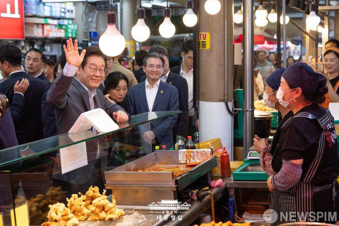 [서울=뉴스핌] 이재명 대통령이 17일 성남시 태평동 현대시장을 방문해 상인들과 인사를 나누고 있다. [사진=대통령실] 2025.09.17 photo@newspim.com