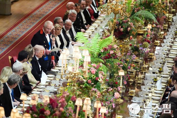 [런던 로이터=뉴스핌] 장일현 특파원 = 17일(현지시간) 영국 버크셔주(州) 윈저성에서 열린 국빈 만찬에서 찰스 3세 영국 국왕이 도널드 트럼프 미국 대통령을 환영하는 인사말을 하고 있다. 2025.09.17. ihjang67@newspim.com