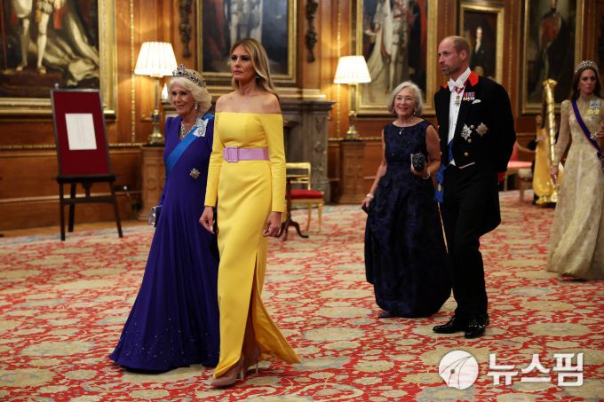 [런던 로이터=뉴스핌] 장일현 특파원 = 멜라니아 트럼프(앞줄 오른쪽) 미국 대통령 부인과 커밀라 영국 왕비가 17일(현지 시간) 영국 버크셔주(州) 윈저성에서 열리는 국빈 만찬장으로 함께 걸어가고 있다. 그 뒤로 윌리엄 영국 왕세자와 폴라 레이놀즈 영국 내셔널 그리드 이사회 의장, 캐서린 왕세자빈이 따라가고 있다. 2025.09.17. ihjang67@newspim.com