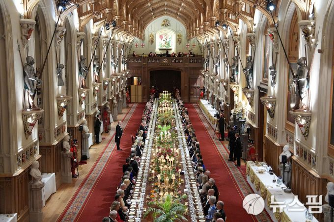 [런던 로이터=뉴스핌] 장일현 특파원 = 17일 저녁(현지 시간) 영국 버크셔주(州) 윈저성에서 도널드 트럼프 미국 대통령 내외를 위한 국빈만찬이 열리고 있다. 2025.09.17. ihjang67@newspim.com