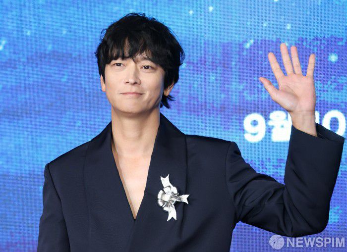 [서울=뉴스핌] 김학선 기자 = 배우 강동원이 2일 서울 광화문 포시즌스 호텔에서 열린 디즈니+ 오리지널 시리즈 '북극성' 제작발표회에서 포즈를 취하고 있다. 2025.09.02 yooksa@newspim.com