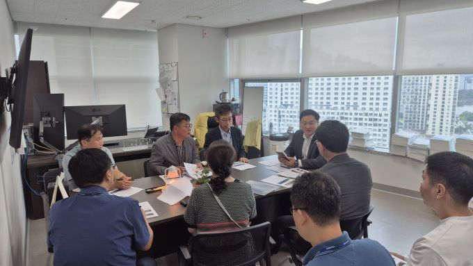 경기도의회 고준호 의원(국민의힘, 파주1)은 19일 파주시 운정신도시에서 발생한 수돗물 이물질 사고와 관련해 경기도 상하수과, 파주시 상수도과, 경기도보건환경연구원, 한국수자원공사 관계자들과 긴급 간담회를 열고 사고 원인과 향후 대책을 점검했다. [사진=경기도의회]