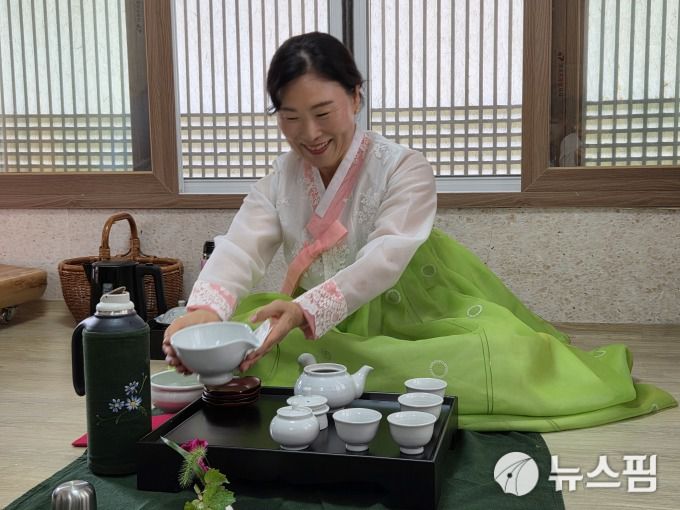 [완주=뉴스핌] 이정아 기자 = 지난 18일 전북 완주 소재 오성한옥마을에서 다도체험을 진행하고 있는 정다규 강사. 2025.09.18 plum@newspim.com