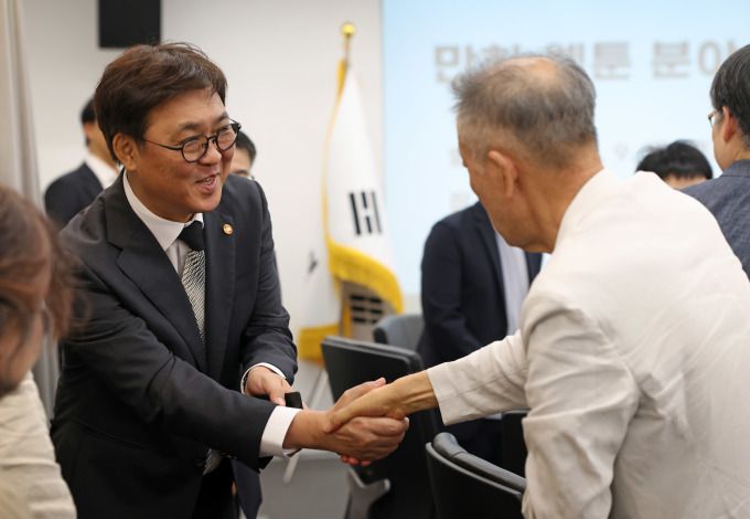 최휘영 문화체육관광부 장관이 19일 서울 종로구 국립현대미술관 서울관에서 만화·웹툰 분야 관계자들을 만나 인사를 나누고 있다.[사진=문체부]