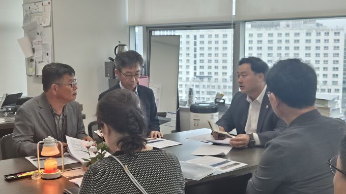 경기도의회 고준호 의원(국민의힘, 파주1)은 19일 파주시 운정신도시에서 발생한 수돗물 이물질 사고와 관련해 경기도 상하수과, 파주시 상수도과, 경기도보건환경연구원, 한국수자원공사 관계자들과 긴급 간담회를 열고 사고 원인과 향후 대책을 점검했다. [사진=경기도의회]