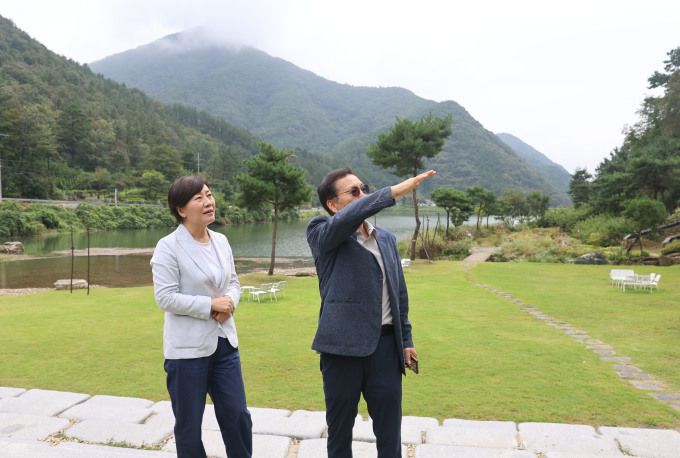 송미령(왼쪽) 농림축산식품부 장관은 지난 18일 추석 연휴를 앞두고 농촌휴양마을인 전북 완주 오성한옥마을을 방문, 현장 점검을 실시했다. [사진=농림축산식품부] 2025.09.18 plum@newspim.com