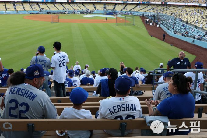 [로스앤젤레스 로이터=뉴스핌] 장환수 스포츠전문기자= 클레이턴 커쇼의 등번호 22번이 새겨진 유니폼을 입은 팬들로 가득 찬 다저스타디움. 2025.09.20 zangpabo@newspim.com