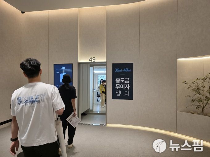 [서울=뉴스핌] 송현도 기자 = 49㎡ 타입 유닛을 관람하는 사람들. 2025.09.19 dosong@newspim.com