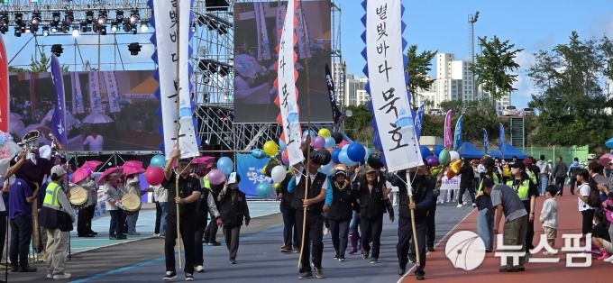 [동해=뉴스핌] 이형섭 기자 = 별빛바다를 자랑하는 묵호동 주민들이 묵호항을 배경으로 어선과 다양한 수산물, 밤하늘 별빛 등을 알리고 있다. 2025.09.21 onemoregive@newspim.com