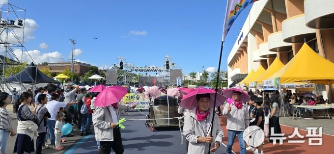 [동해=뉴스핌] 이형섭 기자 = 천명이 먹을 수 있는 거대한 가마솥을 앞세운 동호동은 부곡동의 대표 축제인 '유천문화축제' 홍보하며 시민의 건강과 발전을 기원했다. 2025.09.21 onemoregive@newspim.com