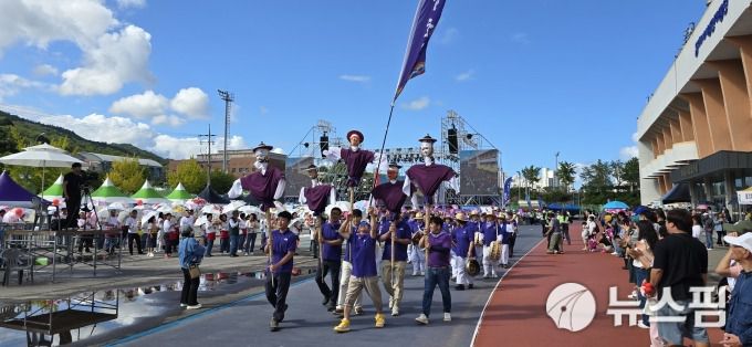 [동해=뉴스핌] 이형섭 기자 = 임진왜란 당시 두타산 두타산성에 왜적을 무찌른 허수아비 병정을 앞세우며 보랏빛 물결로 희망찬 미래를 염원하는 삼화동 주민들. 2025.09.21 onemoregive@newspim.com