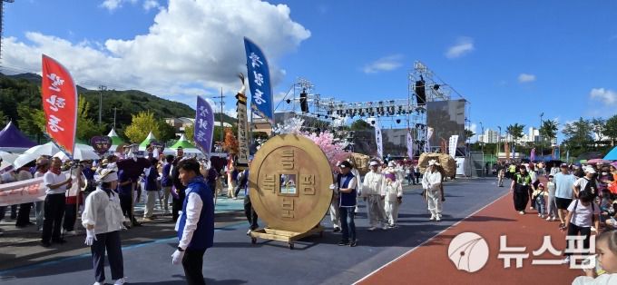 [동해=뉴스핌] 이형섭 기자 = 북평동 주민들이 220년 전통의 북평5일장과 북평원님답교놀이를 홍보하고 있다. 2025.09.21 onemoregive@newspim.com