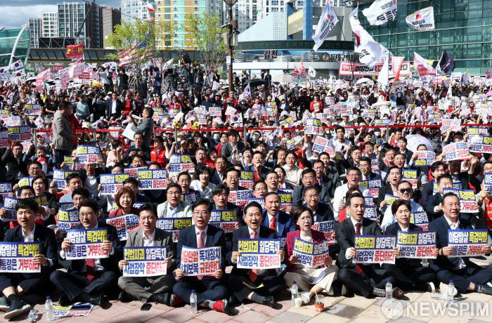 [대구=뉴스핌] 최지환 기자 = 장동혁 국민의힘 대표가 21일 오후 대구 동구 동대구역 광장에서 국민의힘이 주최한 야당탄압·독재정치 국민 규탄대회에서 송언석 국민의힘 원내대표를 비롯한 당 지도부와 구호를 외치고 있다. 2025.09.21 choipix16@newspim.com