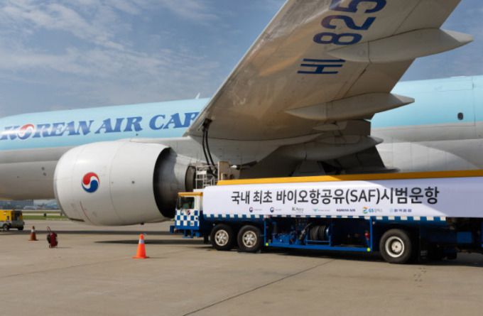 실증 운항을 위해 대한항공 보잉 777F 화물기에 바이오항공유(SAF)가 급유되는 모습. [사진=대한항공]
