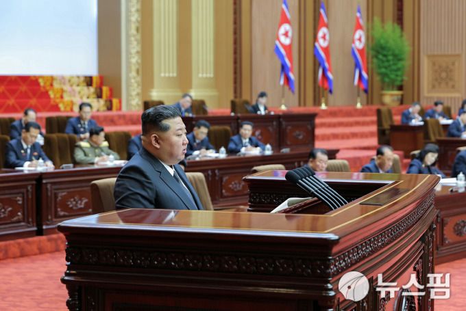[서울=뉴스핌] 이영종 통일전문기자 = 북한 국무위원장 겸 노동당 총비서인 김정은이 지난 20일부터 이틀 간 평양 만수대의사당에서 열인 북한 최고인민회의 제14기 13차 회의에서 연설을 했다. 그는 "미국이 비핵화 요구를 철회하면 마주서지 못할 이유가 없다"고 말했다. [사진=노동신문 홈페이지] 2025.09.22 yjlee@newspim.com