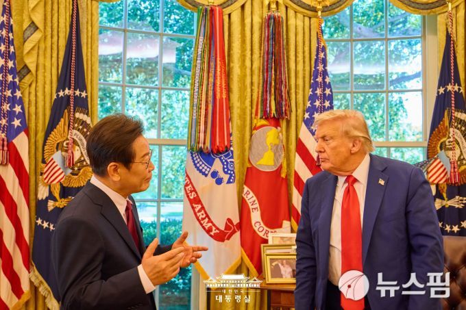 이재명 대통령과 도널드 트럼프미국  대통령이 지난 25일(현지시간) 미국 워싱턴 DC 백악관에서 열린 한미 정상회담에서 대화를 나누고 있다. [사진=대통령실]