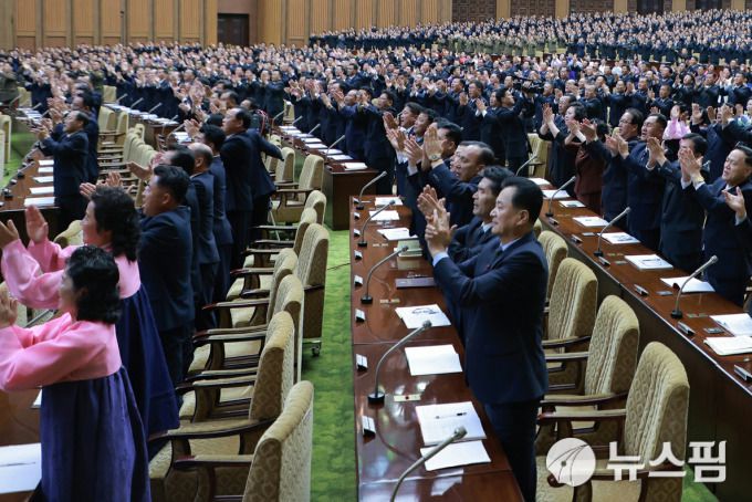 [서울=뉴스핌] 이영종 통일전문기자 = 지난 20일부터 이틀 간 평양 만수대의사당에서 열인 북한 최고인민회의 제14기 13차 회의에서 대의원들이 김정은 연설에 박수를 치고 있다. [사진=노동신문 홈페이지] 2025.09.22 yjlee@newspim.com