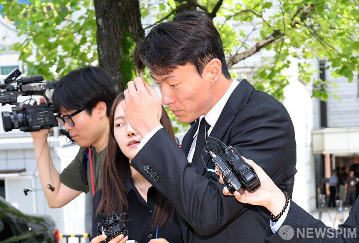 [서울=뉴스핌] 정일구 기자 = 불법 촬영 혐의로 1심에서 징역형의 집행유예를 선고받은 축구선수 황의조가 4일 오후 서울 서초구 서울중앙지방법원에서 열린 항소심 선고 공판을 마친 뒤 법정을 나서고 있다. 서울중앙지법 형사항소1-3부는 이날 성폭력범죄의 처벌 등에 관한 특례법 위반 혐의(카메라 등 이용촬영)로 기소된 황의조에 대해 1심과 같은 징역 1년에 집행유예 2년을 선고했다. 2025.09.04 mironj19@newspim.com