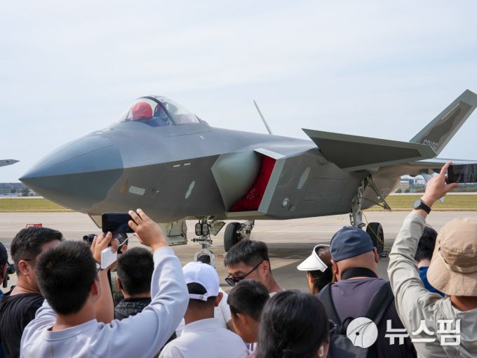 지난 19일 중국 지린(吉林)성 창춘(長春)시에서 개막한 창춘에어쇼에서 중국의 5세대 스텔스 전투기인 J-20이 전시됐다. J-20은 F-22, F-35에 이어 전세계에서 세번째로 실전배치된 5세대 스텔스 전투기다. [신화사=뉴스핌 특약] 조용성 특파원 =  2025.09.22 ys1744@newspim.com