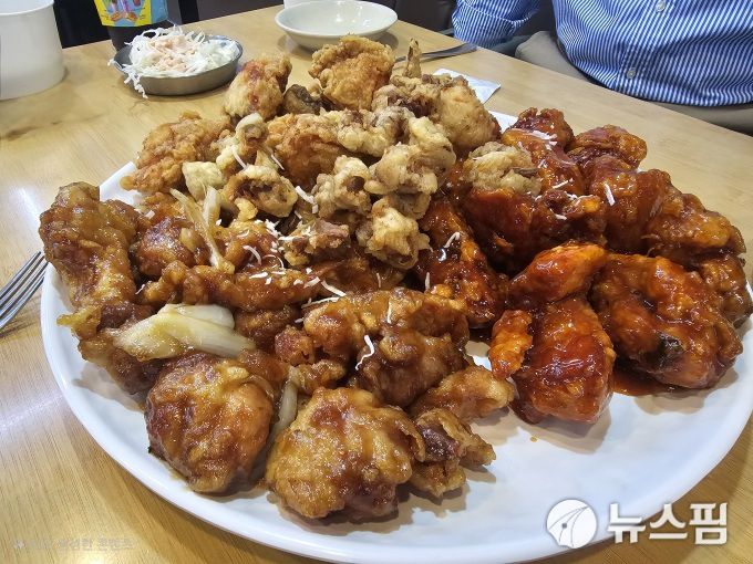 [서울=뉴스핌] 조준경 기자 = 19일 취재를 끝마친 취재팀이 대봉통닭에서 주문한 양념·후라이드·왕갈비소스 치킨. 2025.09.19 calebcao@newspim.com