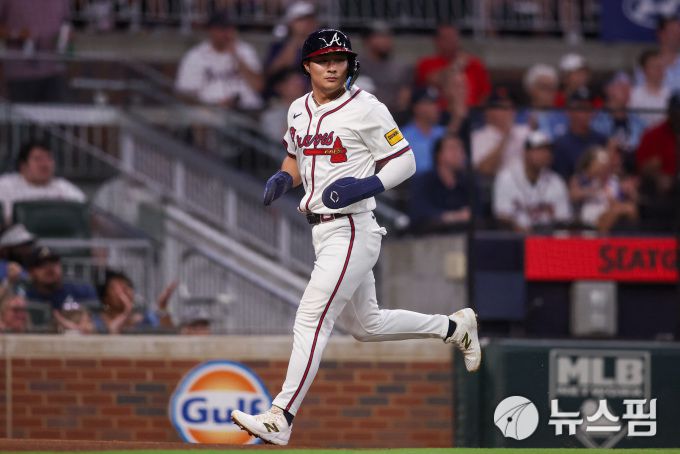 [애틀랜타 로이터=뉴스핌] 23일 애틀랜타와 워싱턴과의 경기에서 김하성(애틀랜타)이 2회 볼넷으로 출루한 뒤 득점에 성공했다. 2025.09.23 wcn05002@newspim.com