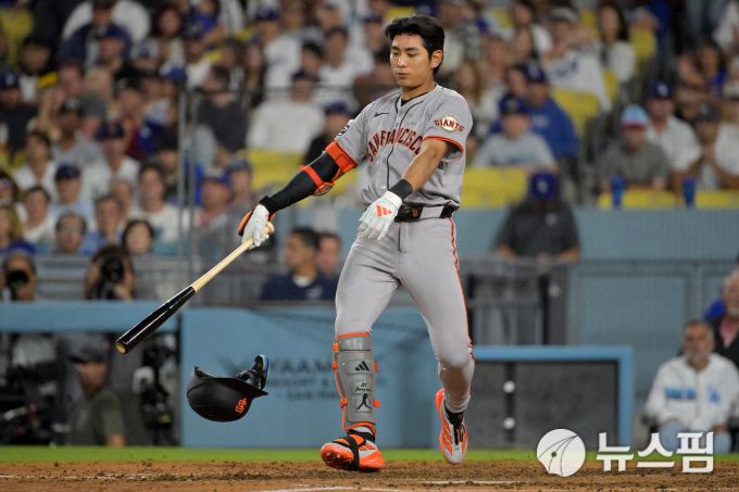 [로스앤젤레스 로이터=뉴스핌] 샌프란시스코의 이정후가 21일 LA 다저스와의 경기에서 5회 삼진을 당했다. 2025.09.21 wcn05002@newspim.com