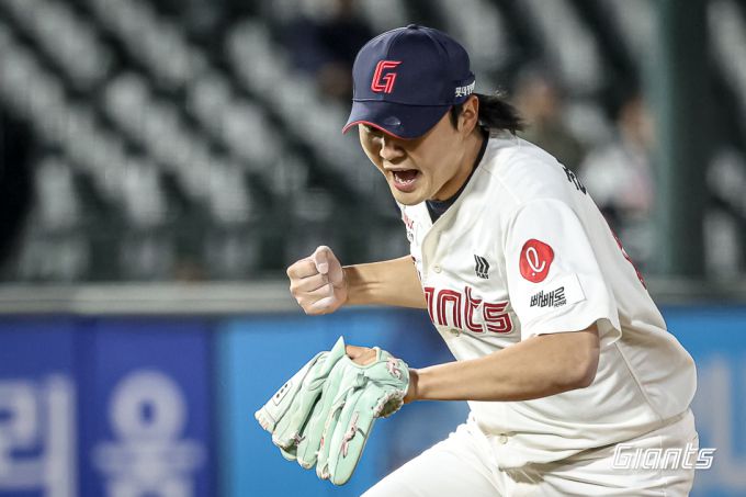 [서울=뉴스핌] 롯데의 정철원이 15일 키움과의 경기에서 8회 키움 타선을 막은 뒤 주먹을 불끈 쥐고 있다. [사진 = 롯데 자이언츠] 2025.04.15 photo@newspim.com